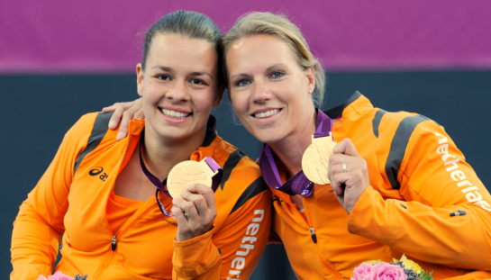 Marjolein Buis (links) en Esther Vergeer winnen goud in Londen