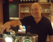 Joop Stevens staat achter de tap in Cafe Casa