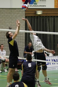 Marnix Elbers (links) in actie voor Sliedrecht Sport