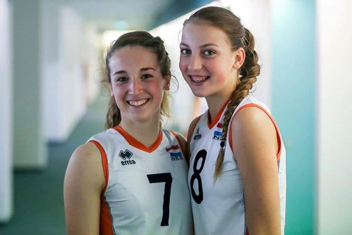 VoCASA volleybal Nijmegen Lieke Wouters (7) en Iris Scholten (8)