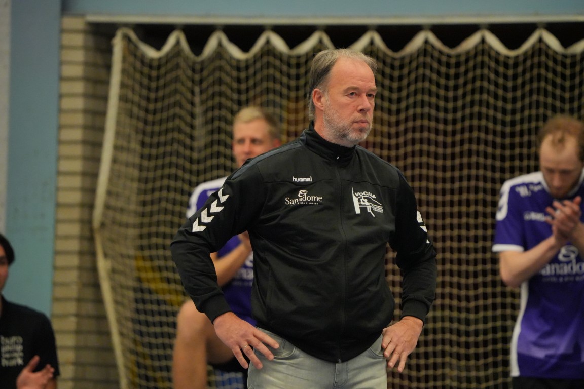Coach Erik Gras van VoCASA Heren 1 tijdens wedstrijd tegen Orion (foto: Peter de Jong)