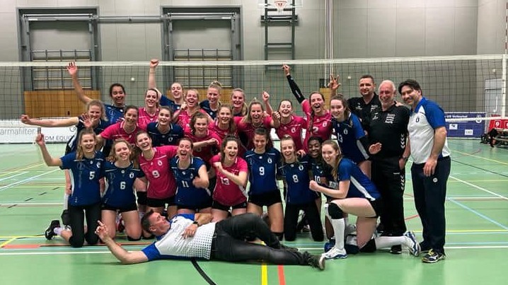 VoCASA Dames 1 wint in US-shirts US - VoCASA volleybal Nijmegen